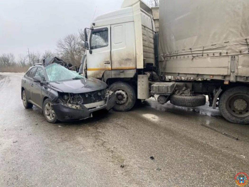 В ДТП с грузовиком погиб мужчина на «Лексусе» в Ростовской области