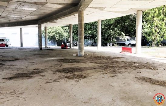 В Ростове 10 лет не могут достроить парковку на Театральном проспекте