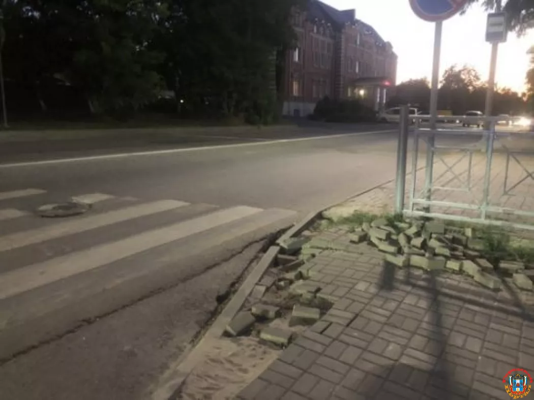 В Ростове в районе детской школы искусств № 3 разломана тротуарная плитка