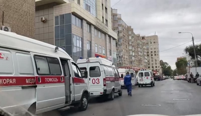 У горбольницы в Ростове выстроилась очередь машин скорой помощи