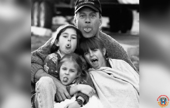 Деми Мур трогательно поздравила бывшего мужа с Днем отца