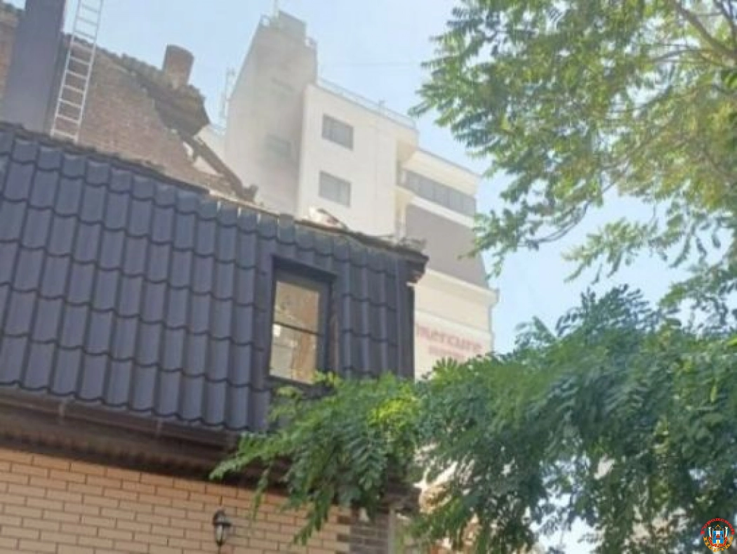 В Ростове во время сноса аварийного здания рабочие пробили крышу жилого дома
