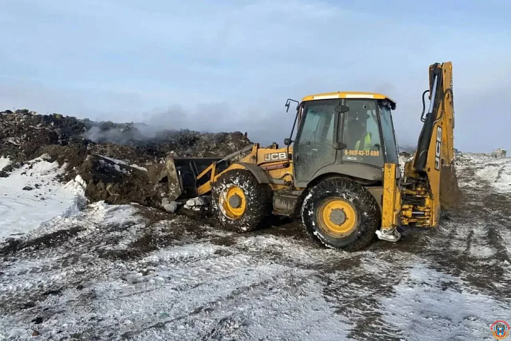 Тлеющий мусор на полигоне в Каменске-Шахтинском засыпают грунтом для полной ликвидации возгорания