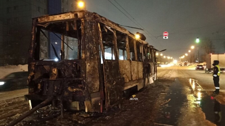 В Новосибирске загорелся трамвай с пассажирами