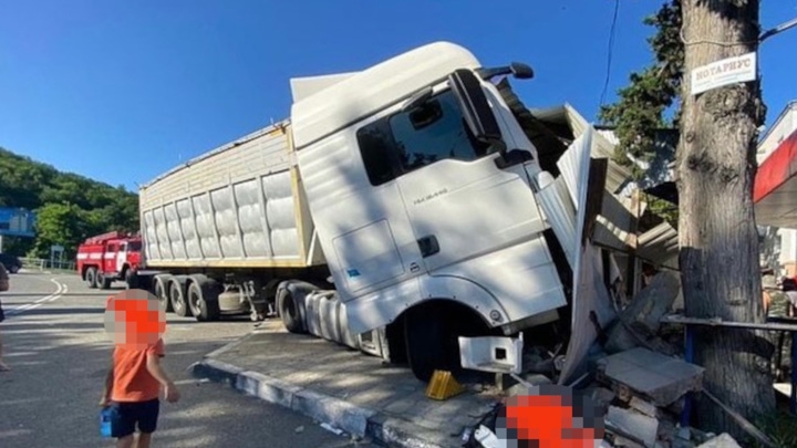 В Туапсинском районе грузовик снес торговый павильон