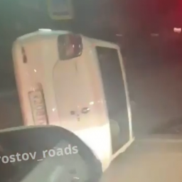 В Ростове иномарка перевернулась на бок после ДТП