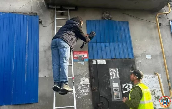 Кооперативные клоуны: Заколотили окна в рухнувшей пятиэтажке на Нариманова, когда мародеры уже все вынесли