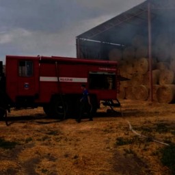 В Ростовской области на огромной площади горит сенник