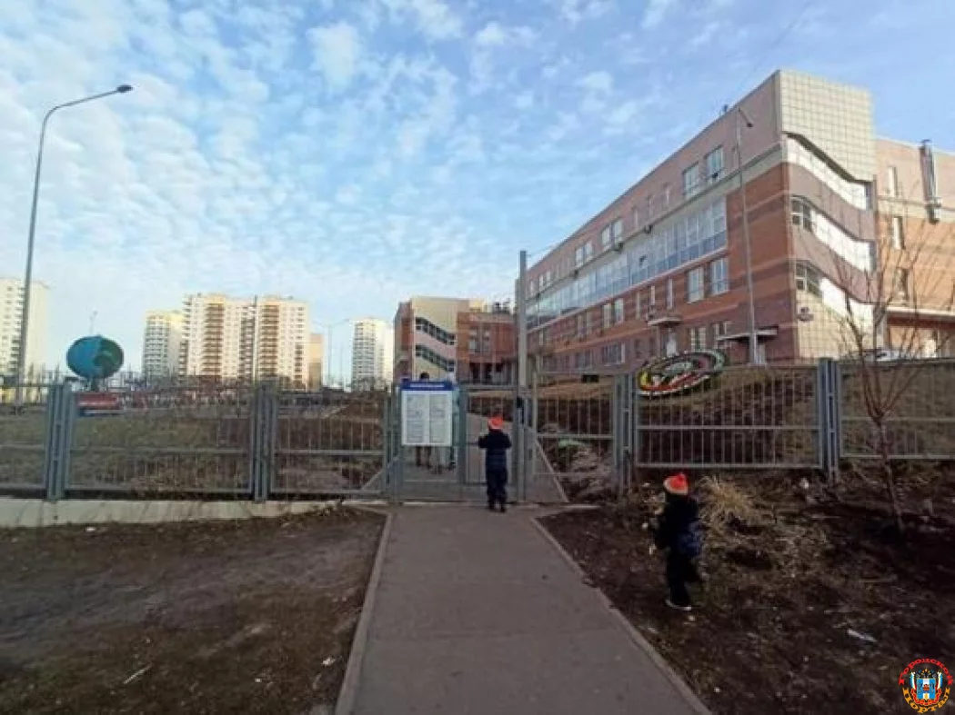 В Таганроге из-за ураганного ветра закрыли несколько школ