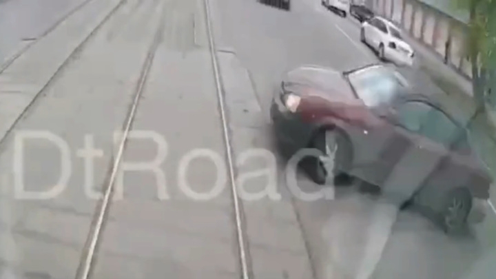 Легковушка столкнулась с трамваем в Москве и парализовала движение. Видео