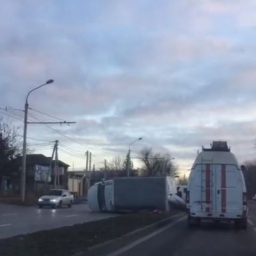 В Ростове на Портовой перевернулся грузовик