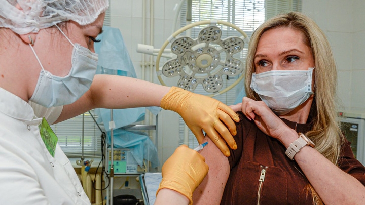 Коронавирус в России: курс на массовое тестирование и вакцинация в поездах