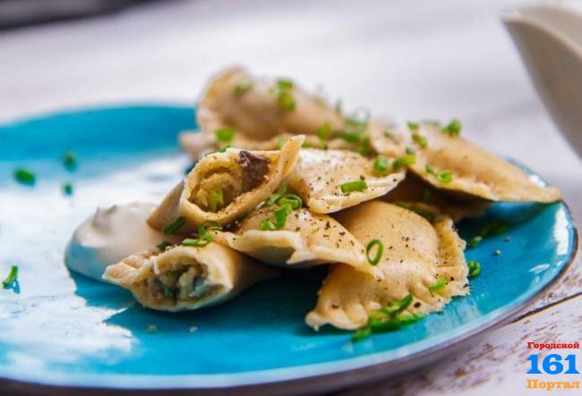 Вареники с сыром и шампиньонами.