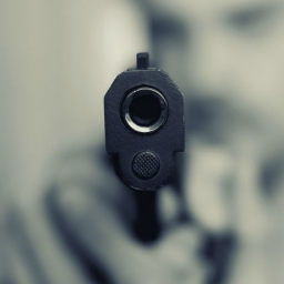 В Азове мужчина с пистолетом угнал эвакуатор