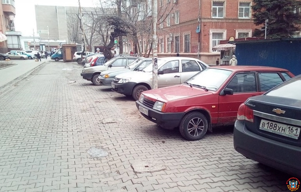В Ростове на улице Сержантова на месте нелегального рынка появилась «стихийная парковка»