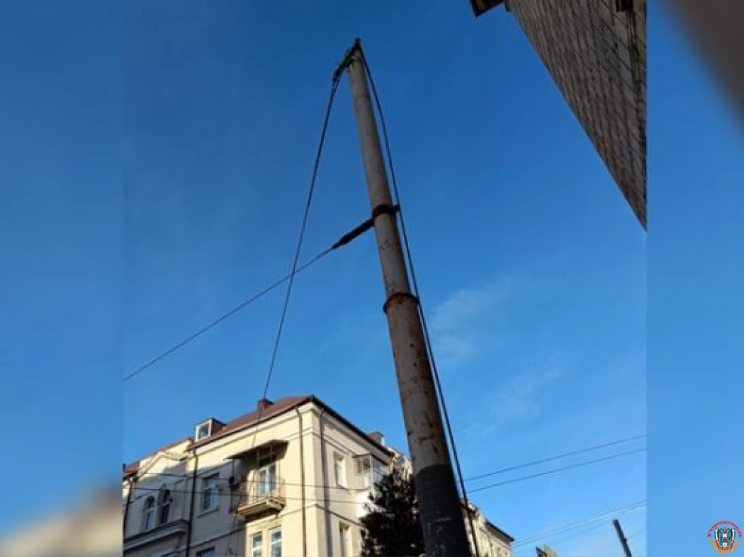 В Ростове нависшие над дорогой провода ЛЭП создают опасность для прохожих