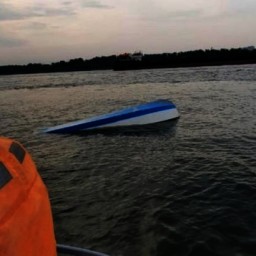 В Ростове рыбак на лодке едва не утонул
