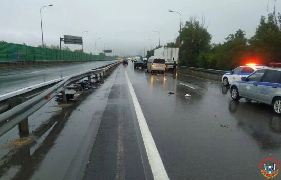 На Дону пять человек пострадали в столкновении трех автомобилей
