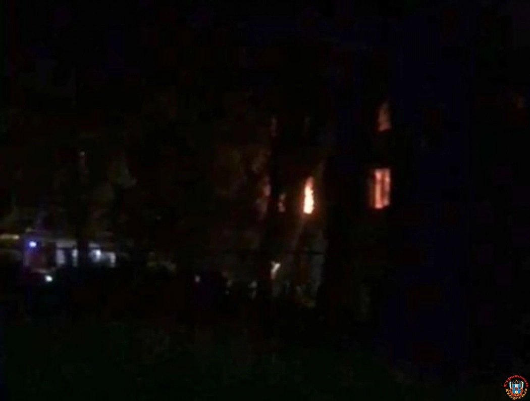 В центре Ростова на большой площади горит аварийное здание