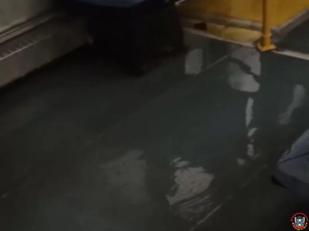 В Ростове из-за сильного дождя 6 ноября затопило автобус № 67