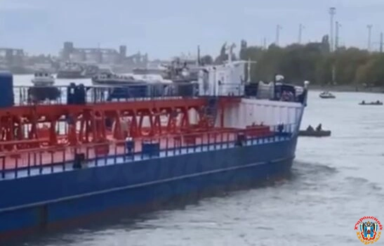 В Ростове рыбаки в лодке едва не попали под грузовое судно