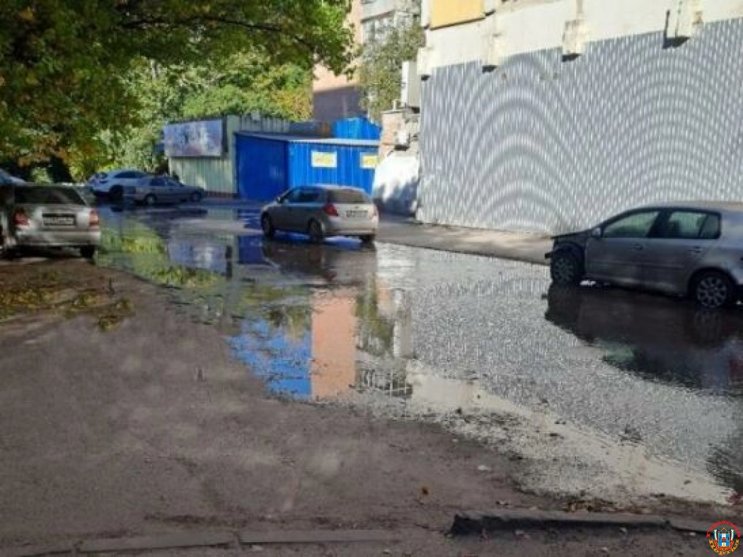 В Ростове улицу Зорге затопило из-за промывки водопроводных сетей