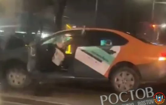 В столб врезался водитель за рулем каршерингового авто