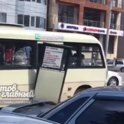 В Ростове у маршрутки на ходу отвалилась дверь