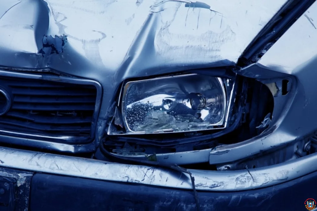 День жестянщика длится неделю: девять машин столкнулись на скользкой улице в центре Ростова