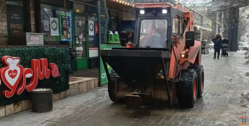 Ледяной фронт в Ростове: сотни уборщиков и спецтехника вышли на борьбу с глазурью на дорогах Ледяной фронт в Ростове: сотни уборщиков и спецтехника вышли на борьбу с глазурью на дорогах