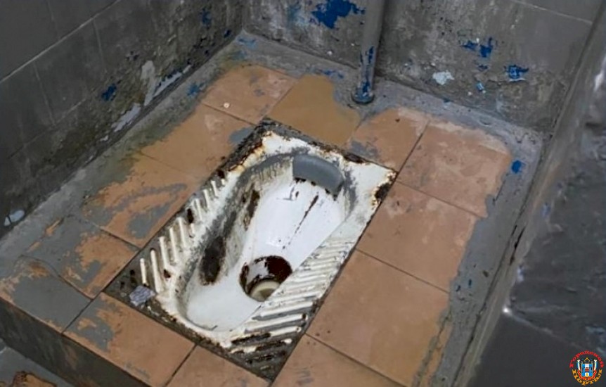 На ужасное состояние туалетов в школе № 107 пожаловались ростовчане