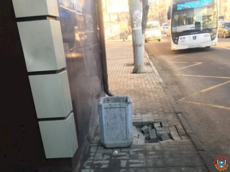 В Ростове на Ворошиловском провалилась плитка на тротуаре