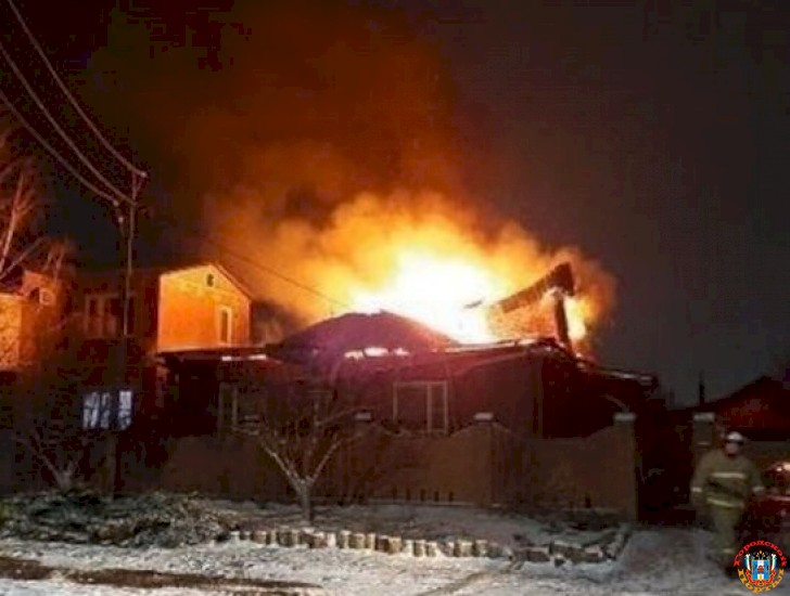В Сальске произошел крупный пожар в частном доме