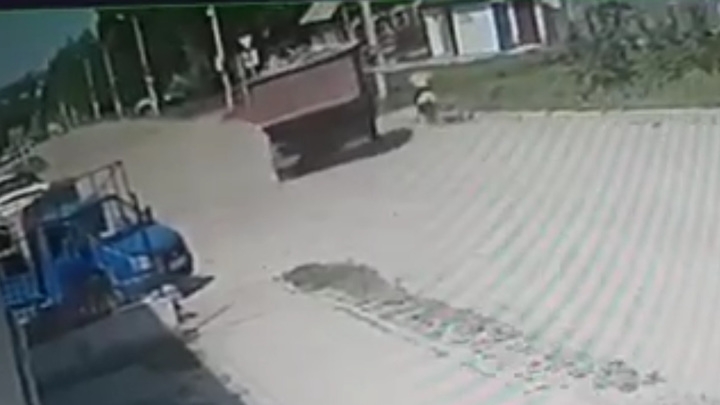 Появились кадры смерти 79-летнего велосипедиста под колесами самосвала