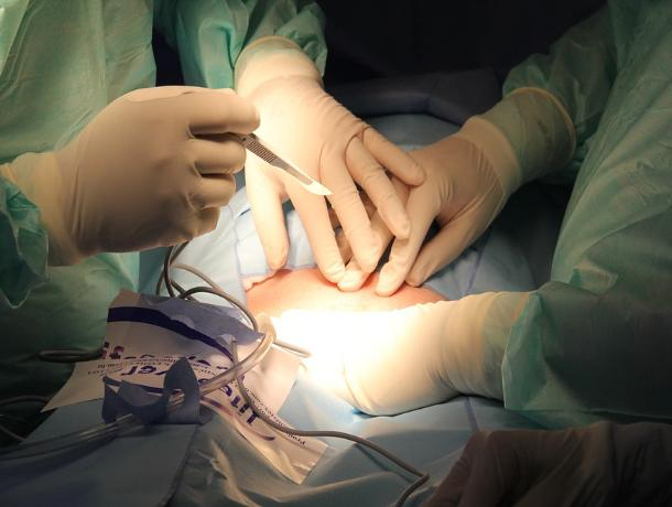 Хирург из Шахт требовал с пациентки деньги за проведение бесплатной операции