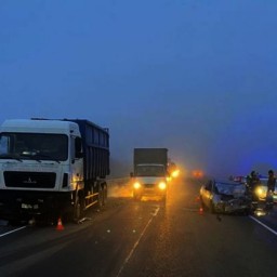 Под Ростовом в ДТП с фурой пострадали два молодых парня