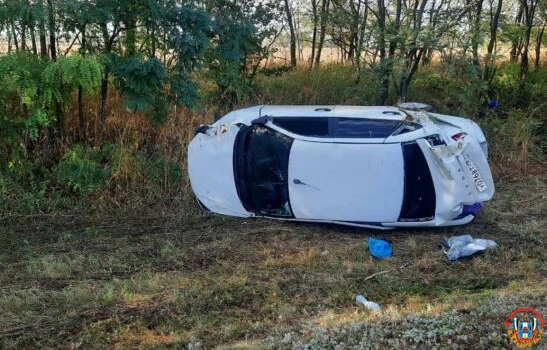 Три человека пострадали в аварии на трассе в Ростовской области