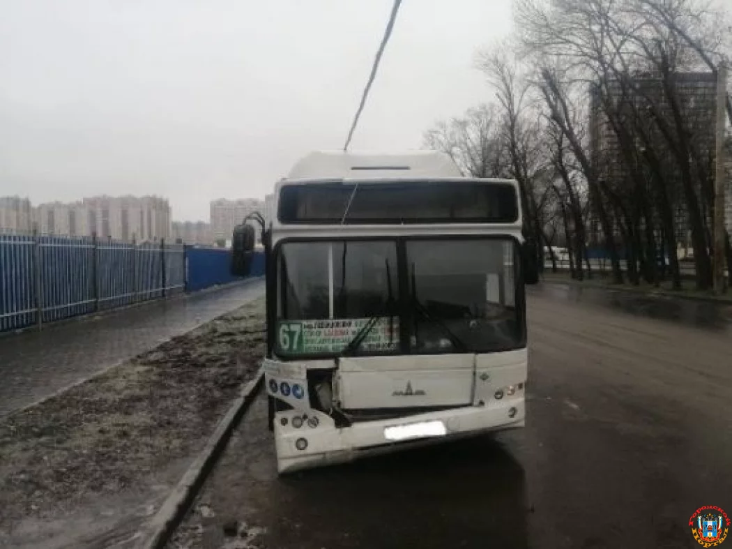 В Ростове водитель автобуса № 67 въехал в опору ЛЭП