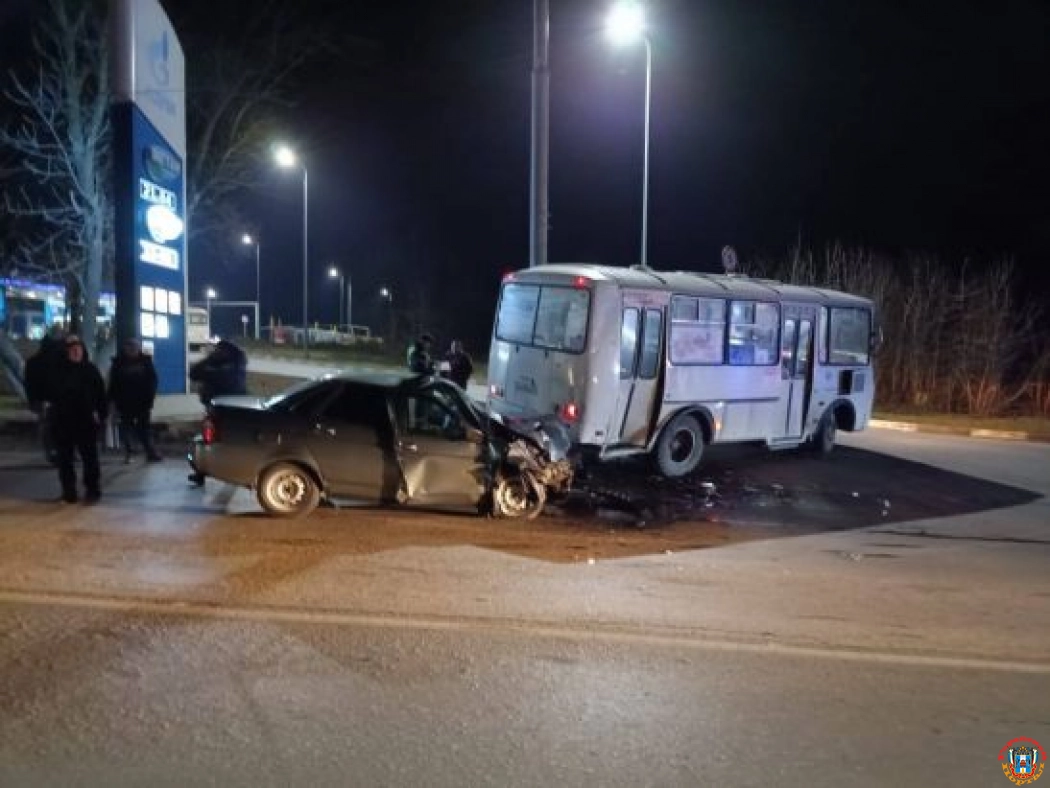 В Шахтах 45-летний водитель легковушки пострадал в ДТП с пассажирским автобусом