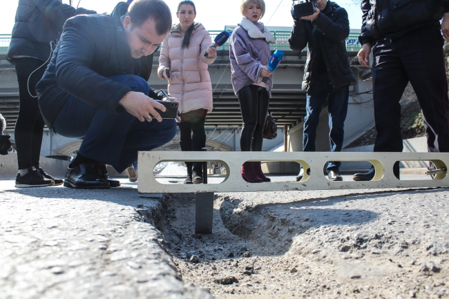 Тринадцать сантиметров вглубь: активисты измерили ямы на дорогах Ростова