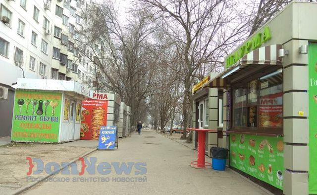 Власти Ростова постановили убрать самовольно установленные ларьки с шаурмой и сладостями на Западном