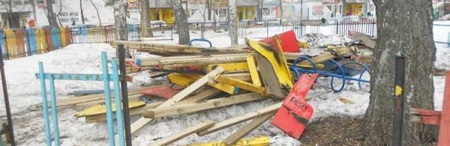 Чиновников Ростова через суд заставили привести в порядок опасные детские площадки