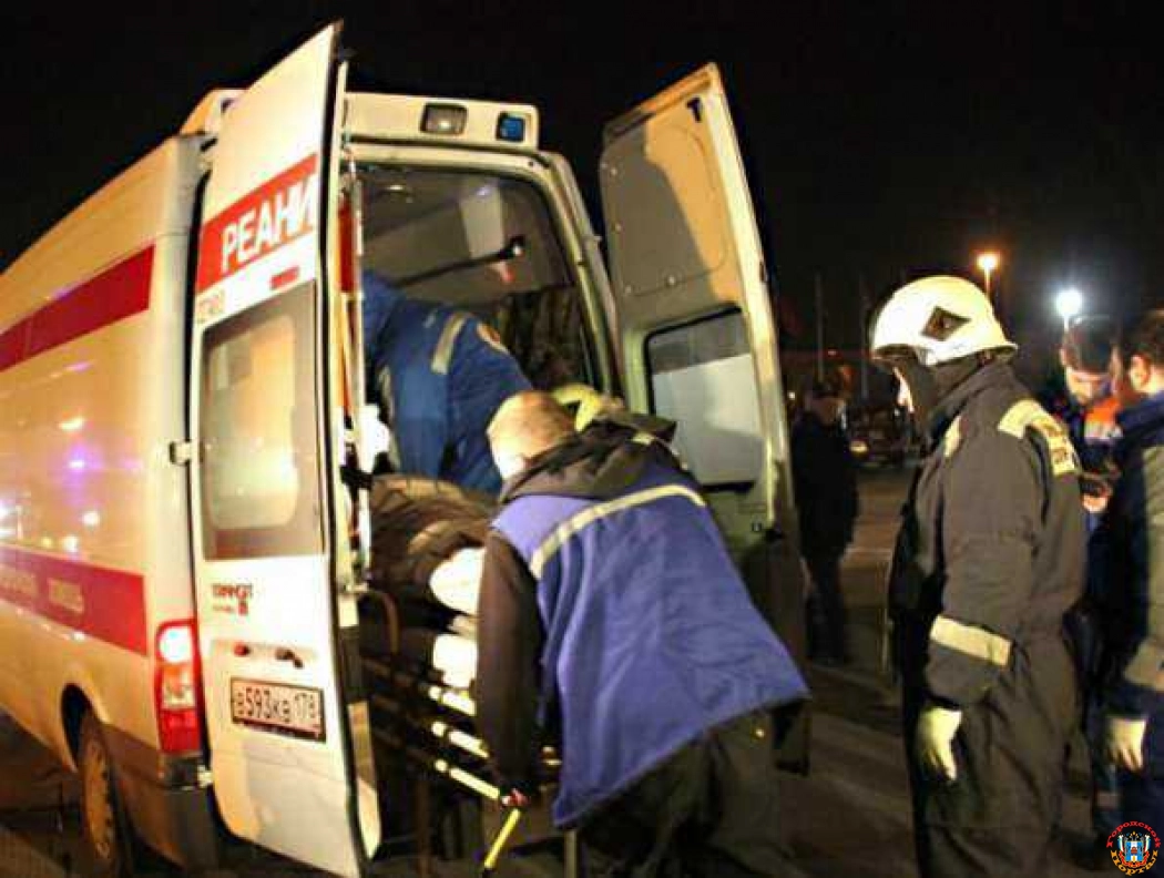 Фура с лопнувшим колесом разворотила автобус с 15-ю пассажирами под Ростовом