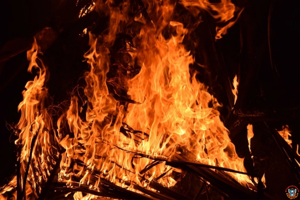 Пожарные тушат двухэтажную баню, загоревшуюся в Ростове