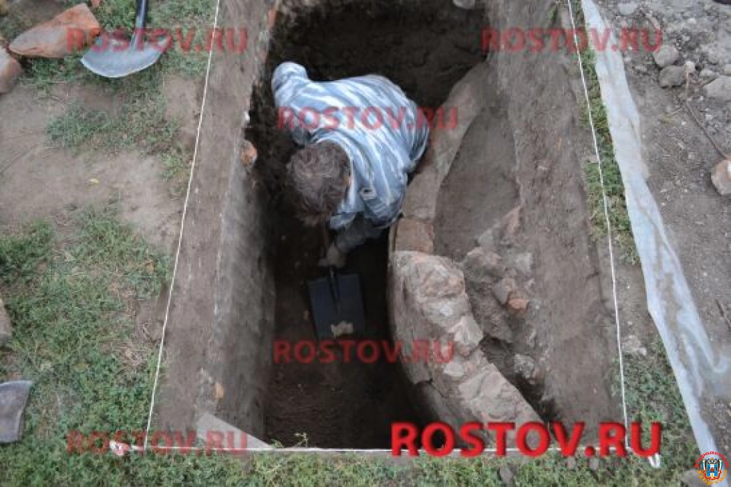 В Азове археологи раскопали погребение и фундамент колокольни собора, разрушенного в XX веке
