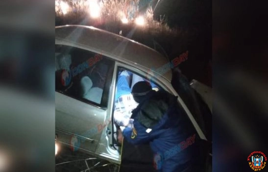 В ДТП на трассе в Ростовской области автомобилистку зажало в салоне легковушки