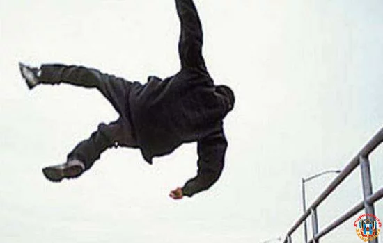 В Волгодонске погиб рабочий, сорвавшись с 4-го этажа