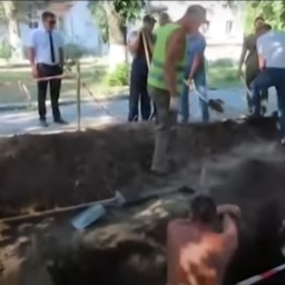 Археологи, которых в Азове начали засыпать землей во время работы, обратились в полицию