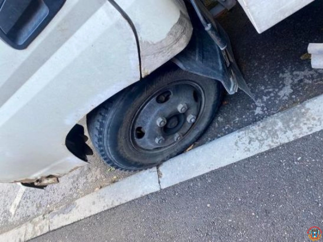 На трассе Волгоград - Каменск дальнобойщик пострадал в столкновении с КамАЗом