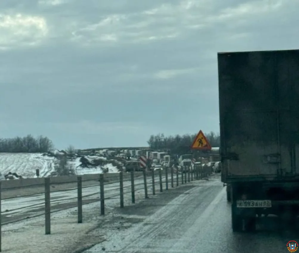 Пятикилометровый затор сковал трассу М-4 &laquo;Дон&raquo; в Ростовской области из-за дорожных работ